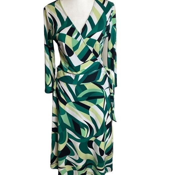 NEW York and company wrap dress size medium. - Picture 4 of 10